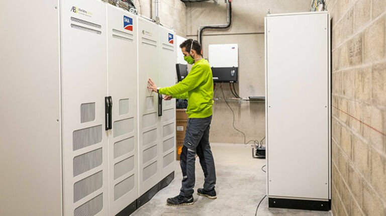 SMA retenu par BayWa r.e. Solar Systems afin d’équiper un entrepôt logistique avec sa solution de stockage Storage Package-Business ; une première en France