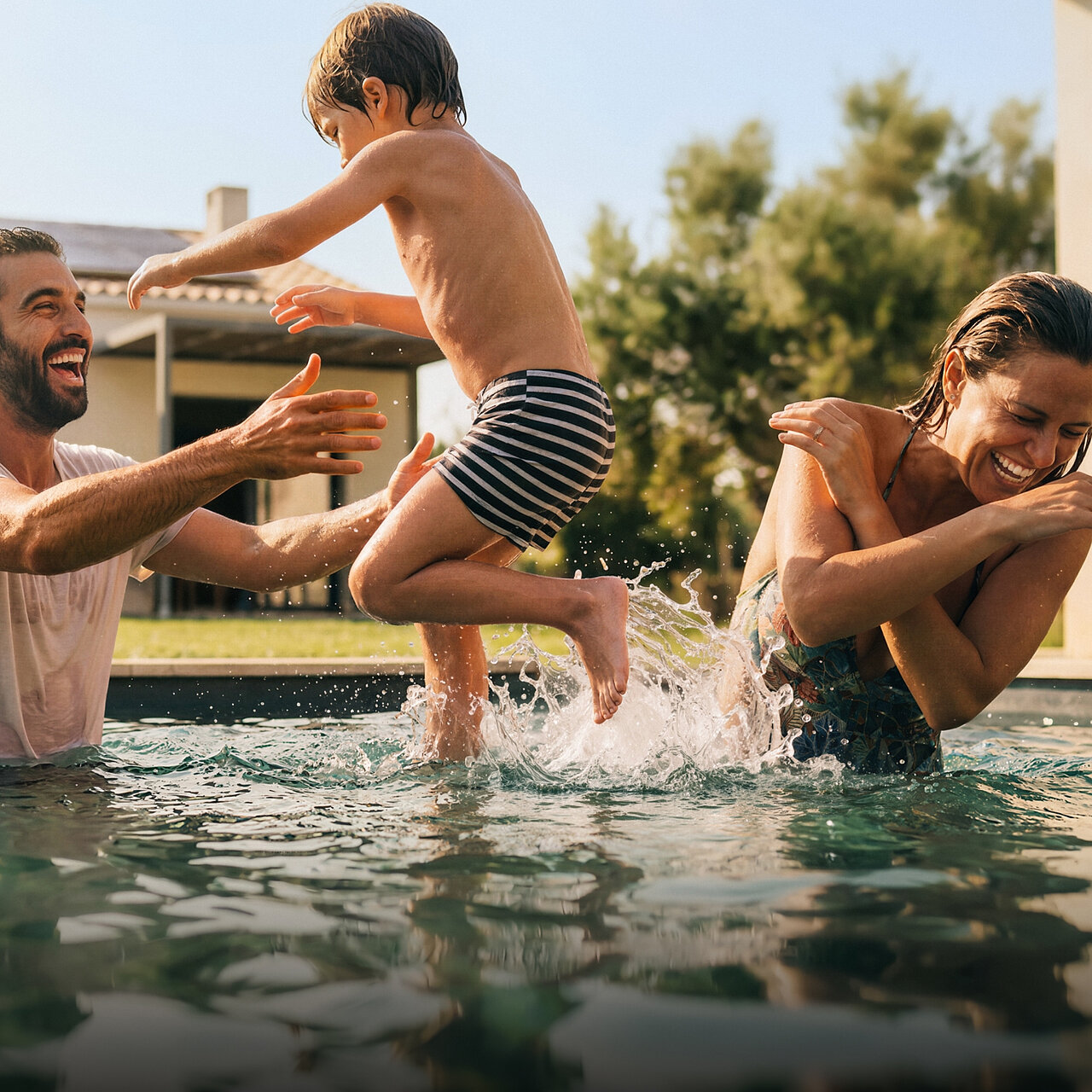 Famille près de la piscine d'une maison alimentée par l'énergie solaire