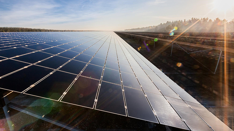 Malgré la crise due au coronavirus, SMA Solar Technology AG enregistre en 2020 un chiffre d’affaires de plus d’un milliard et double son résultat opérationnel. Le comité de direction prévoit pour 2021 une poursuite de la croissance.