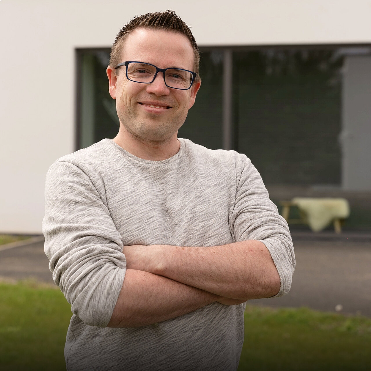 Utilisateur d'un système énergétique SMA devant une habitation