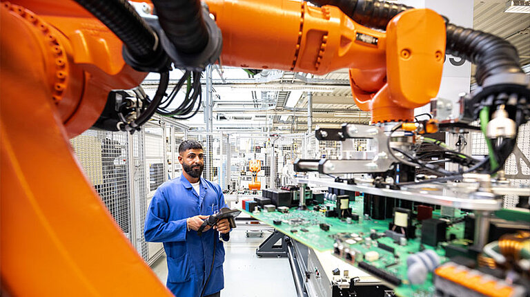 Nouvelles chaînes de production et robotisation : SMA étend sa production électronique
